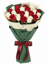 Букет Микс из красных и белых роз в Савельевской