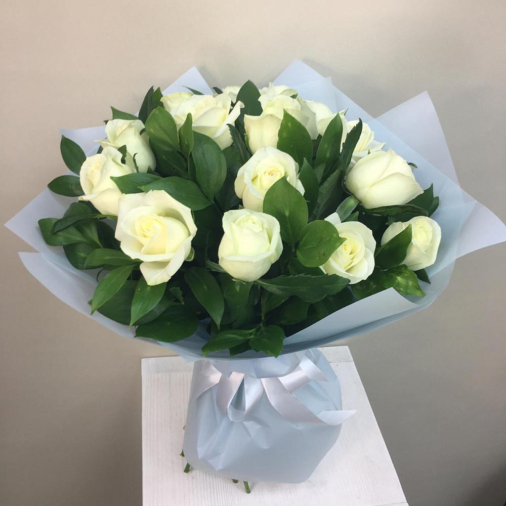 Букет 15 Белых роз Проуд в Савельевской