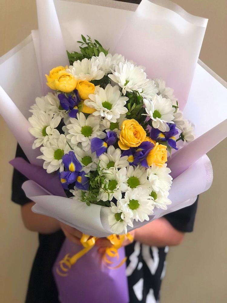 Букет цветов из: Ирисы, Хризантемы и Розы в Савельевской