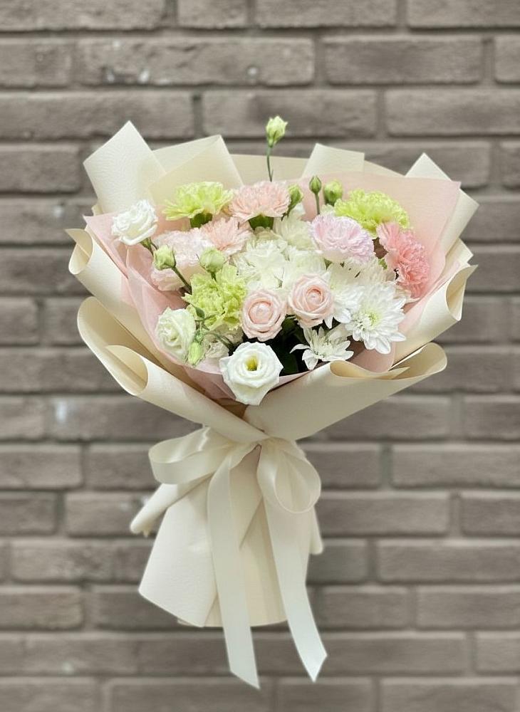 Букет цветов из: Гвоздики, Розы, Лизиантусы и Хризантемы в Савельевской