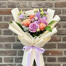 Букет цветов из:  Лизиантусы и Розы в Савельевской