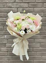Букет цветов из:  Гвоздики, Розы, Лизиантусы и Хризантемы #REPLACE_PRED# Савельевской