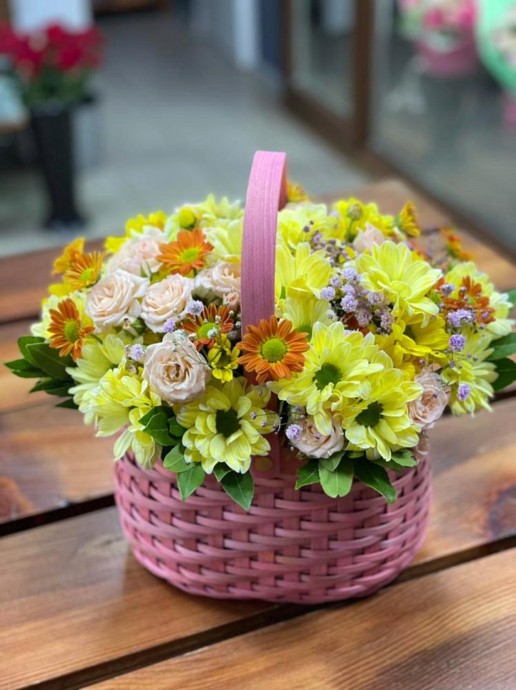 Цветочная композиция из Хризантемы и Розы в корзине в Савельевской