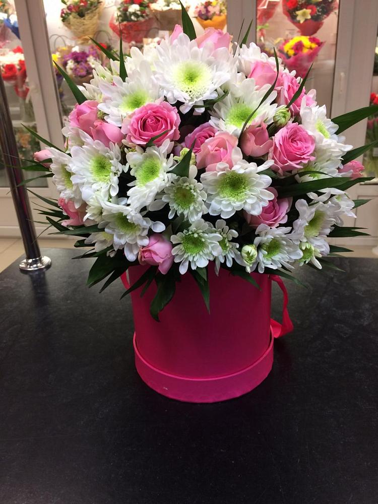 Цветочная композиция из Розы и Хризантемы в шляпной коробке в Савельевской