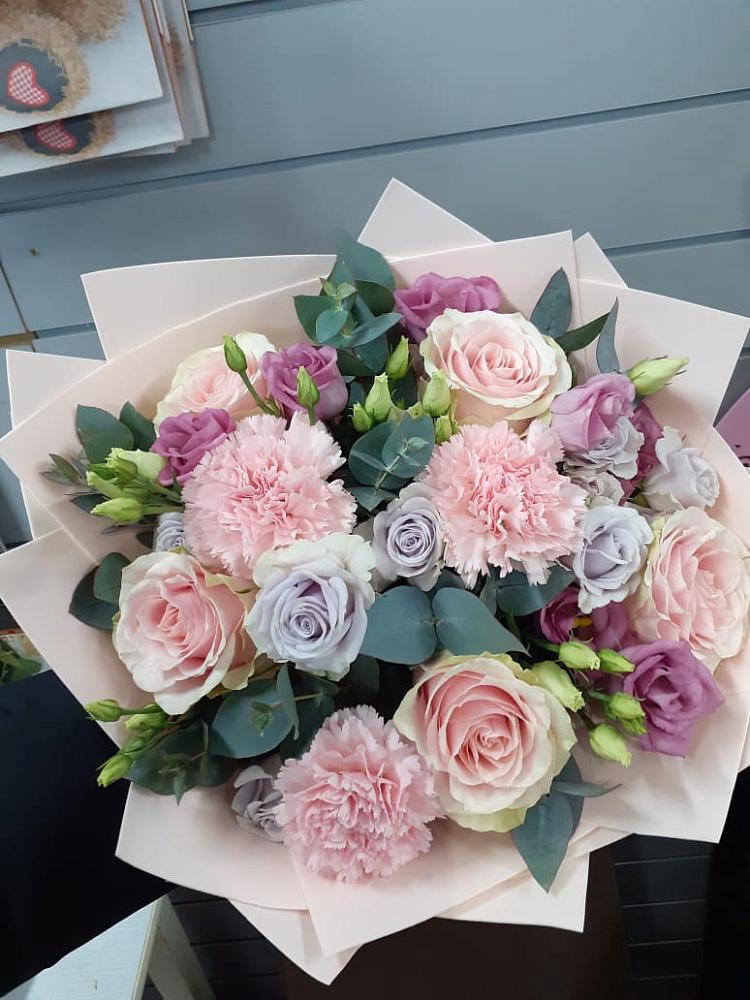 Букет цветов из: Розы, Гвоздики и Лизиантусы в Савельевской