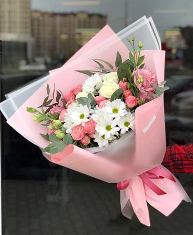 Букет цветов из: Розы, Лизиантусы и Хризантемы в Савельевской
